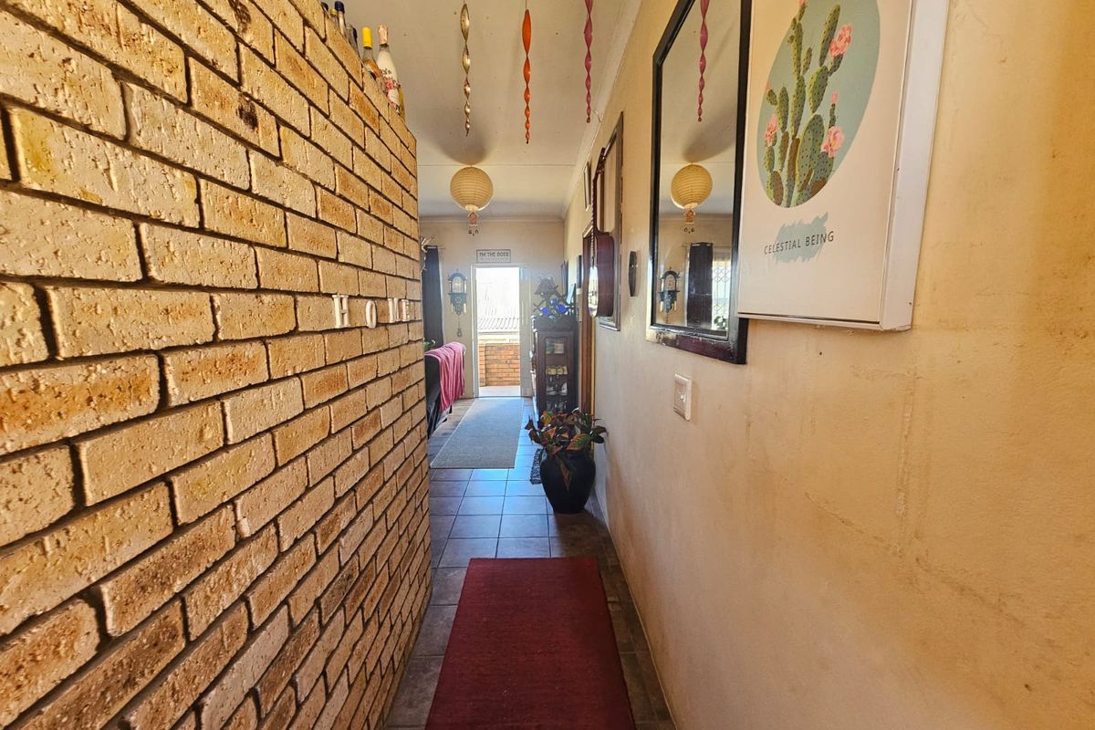Charming Two Bedroom House With Spacious Yard for sale - Photo 5