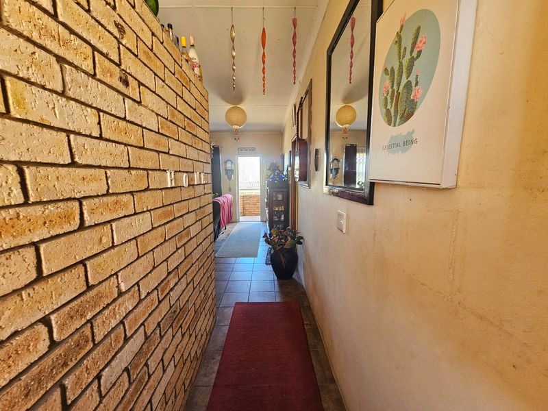 Charming Two Bedroom House With Spacious Yard for sale - Photo 5