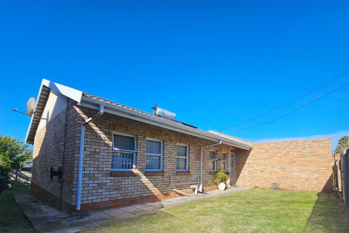 Charming Two Bedroom House With Spacious Yard for sale - Photo 4