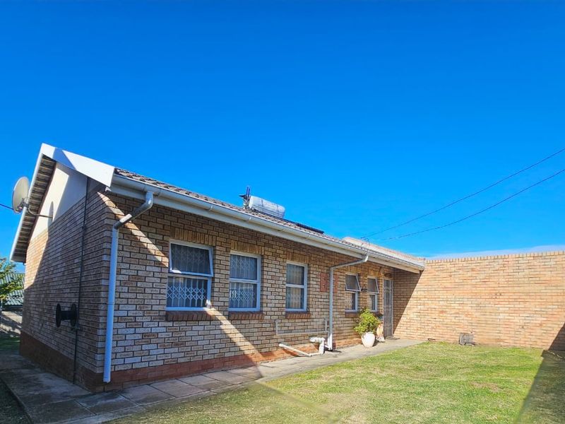 Charming Two Bedroom House With Spacious Yard for sale - Photo 4