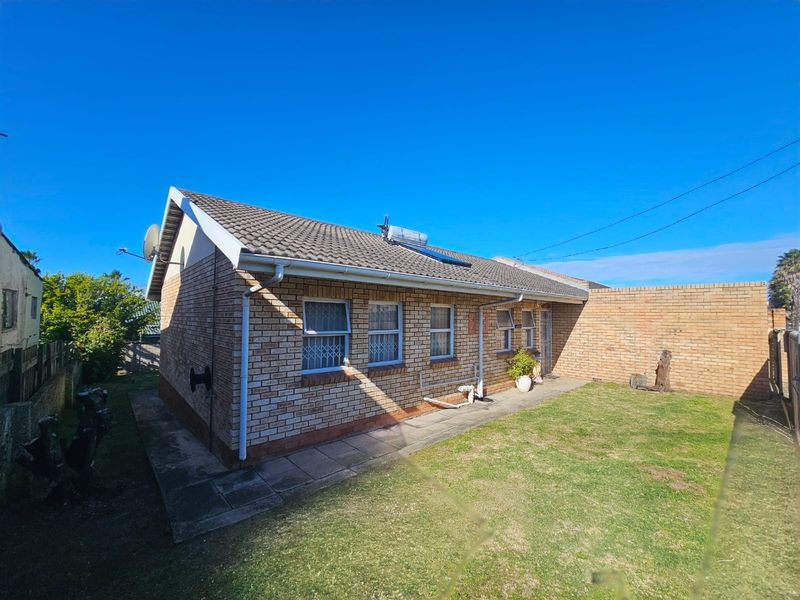 Charming Two Bedroom House With Spacious Yard for sale - Photo 1