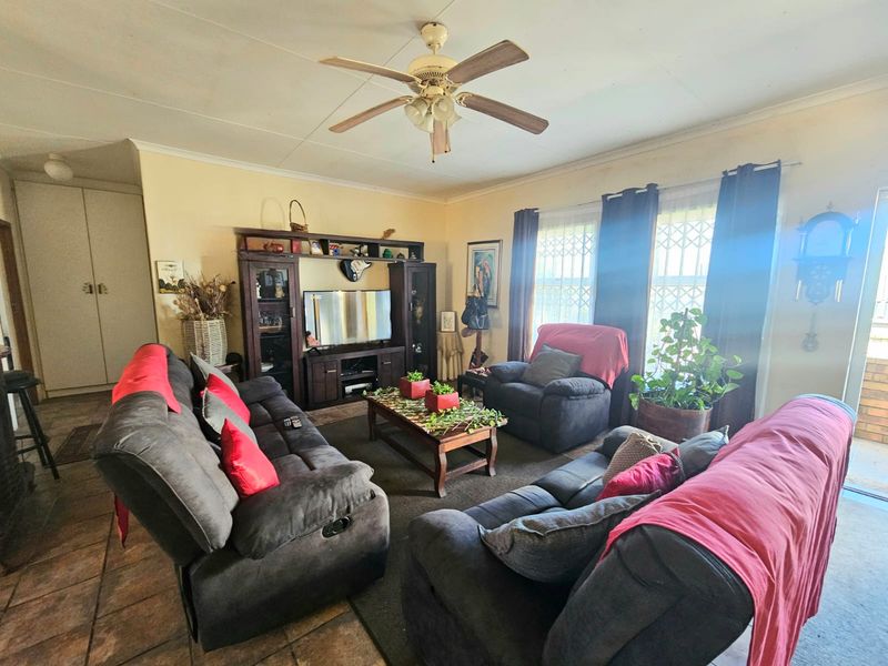 Charming Two Bedroom House With Spacious Yard for sale - Photo 10