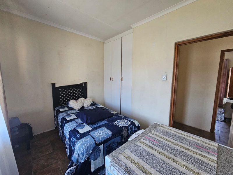 Charming Two Bedroom House With Spacious Yard for sale - Photo 9