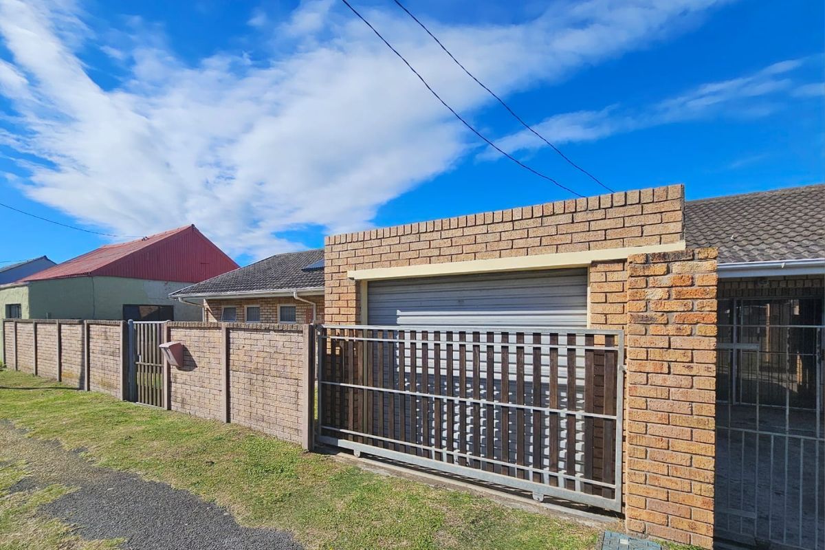 Charming Two Bedroom House With Spacious Yard for sale - Photo 3