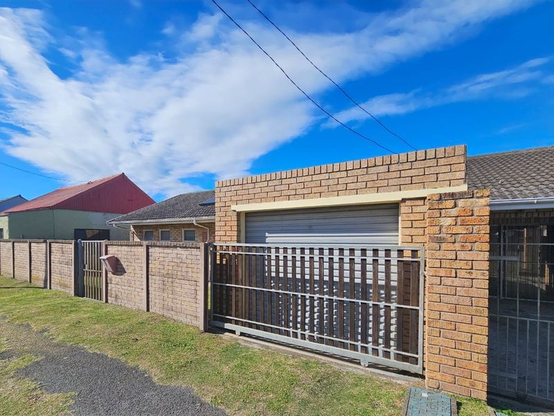 Charming Two Bedroom House With Spacious Yard for sale - Photo 3