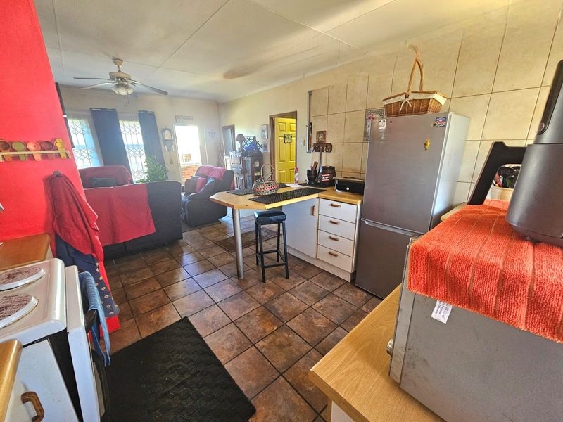 Charming Two Bedroom House With Spacious Yard for sale - Photo 8