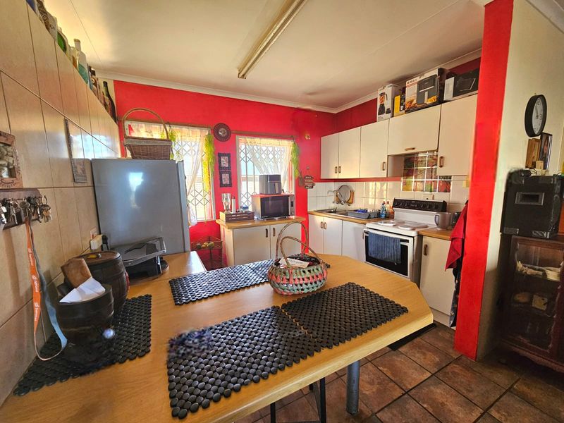 Charming Two Bedroom House With Spacious Yard for sale - Photo 7