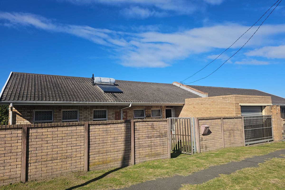Charming Two Bedroom House With Spacious Yard for sale - Photo 2