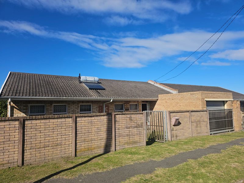 Charming Two Bedroom House With Spacious Yard for sale - Photo 2
