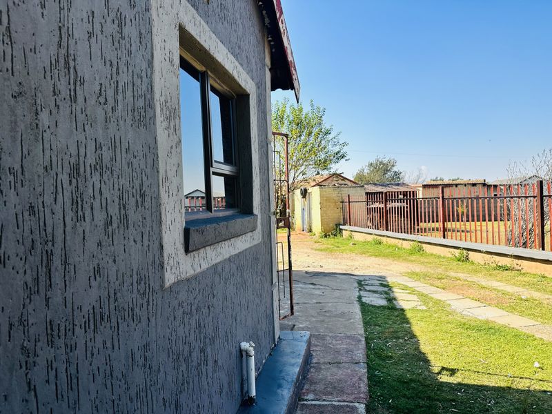 Large yard living start here - Photo 7
