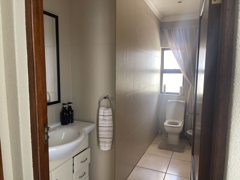 EXCLUSIVE FAMILY LIVING IN ELIGWA ESTATE. - Photo 4
