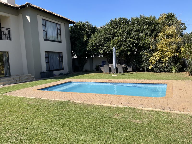 EXCLUSIVE FAMILY LIVING IN ELIGWA ESTATE. - Photo 1