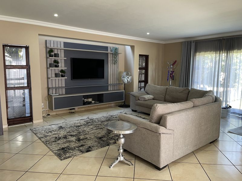 EXCLUSIVE FAMILY LIVING IN ELIGWA ESTATE. - Photo 8
