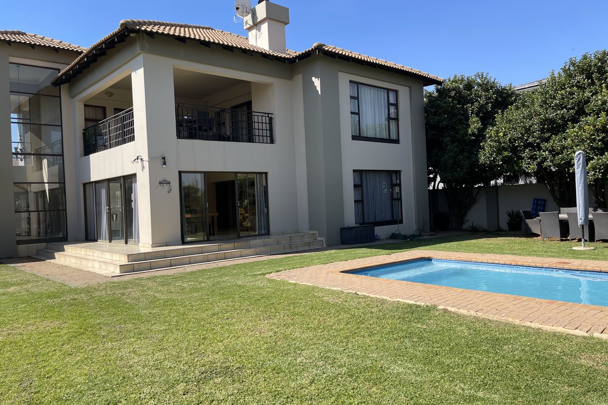 EXCLUSIVE FAMILY LIVING IN ELIGWA ESTATE. - Photo 2