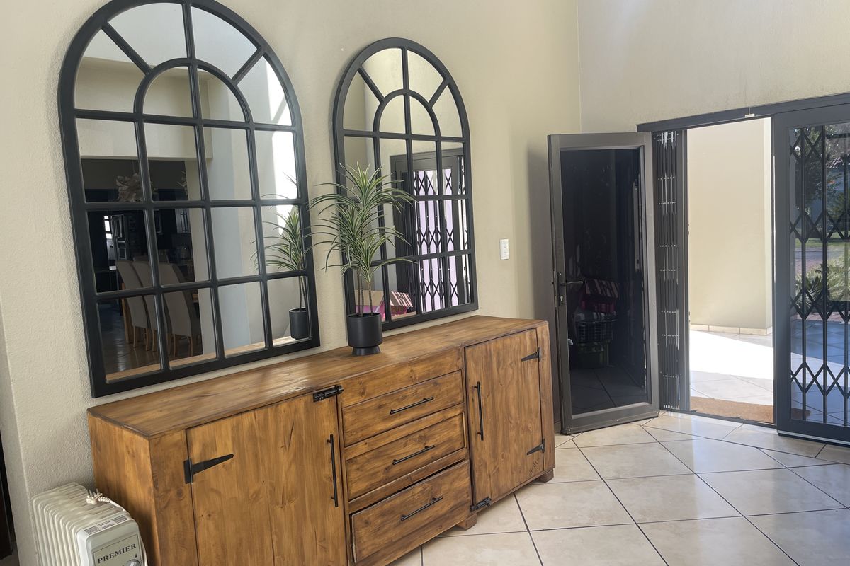 EXCLUSIVE FAMILY LIVING IN ELIGWA ESTATE. - Photo 3