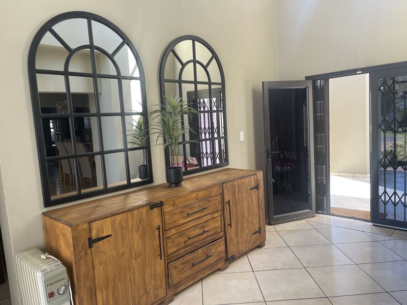 EXCLUSIVE FAMILY LIVING IN ELIGWA ESTATE. - Photo 3