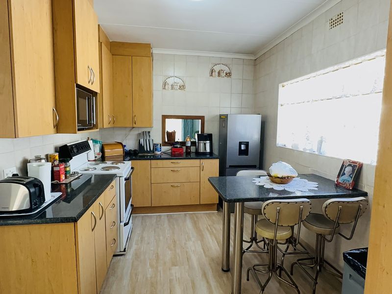 Newly Renovated Family Home in Secure Dalpark Ext 1 - Photo 4