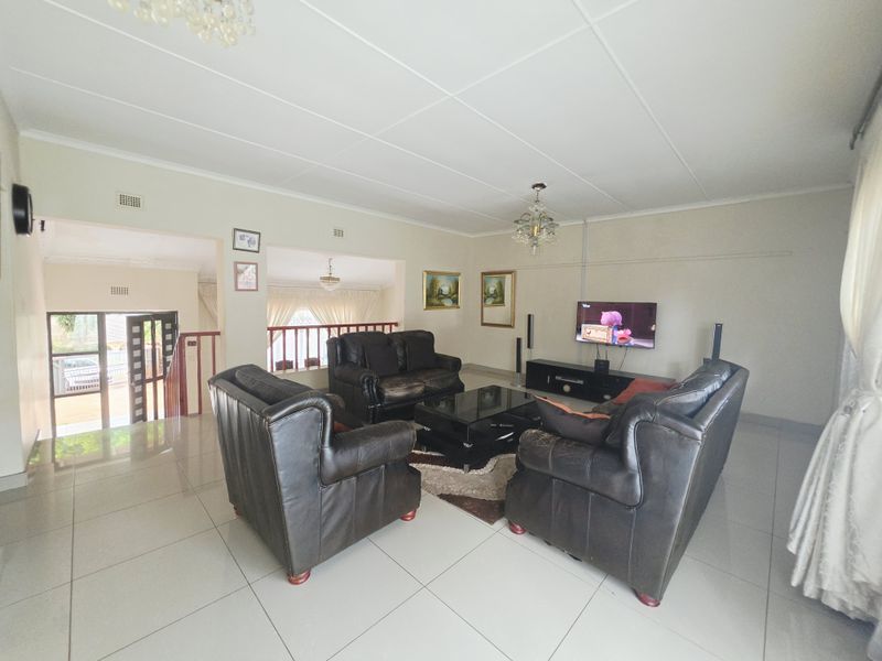 Three-Bedroom Family Home with Flatlet in Grantham Park - Photo 9