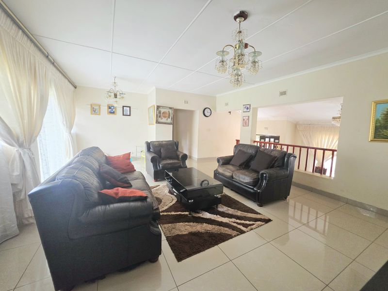Three-Bedroom Family Home with Flatlet in Grantham Park - Photo 7