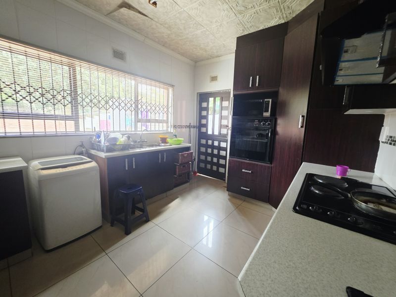 Three-Bedroom Family Home with Flatlet in Grantham Park - Photo 4