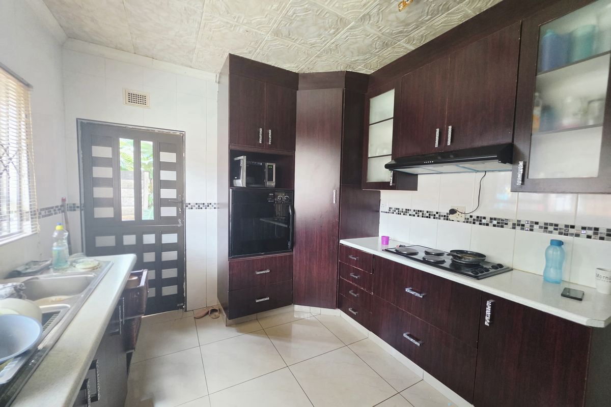 Three-Bedroom Family Home with Flatlet in Grantham Park - Photo 3