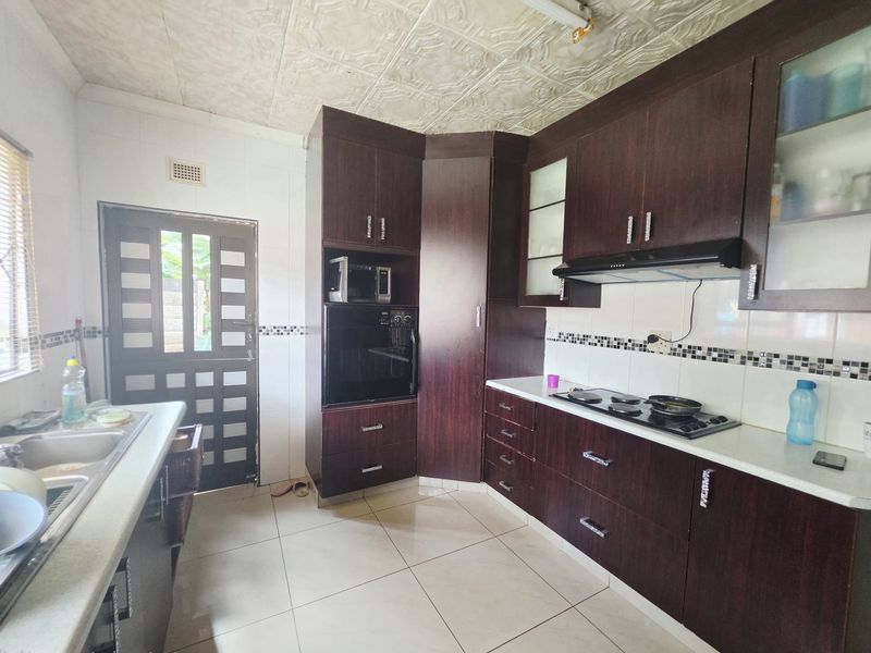 Three-Bedroom Family Home with Flatlet in Grantham Park - Photo 3