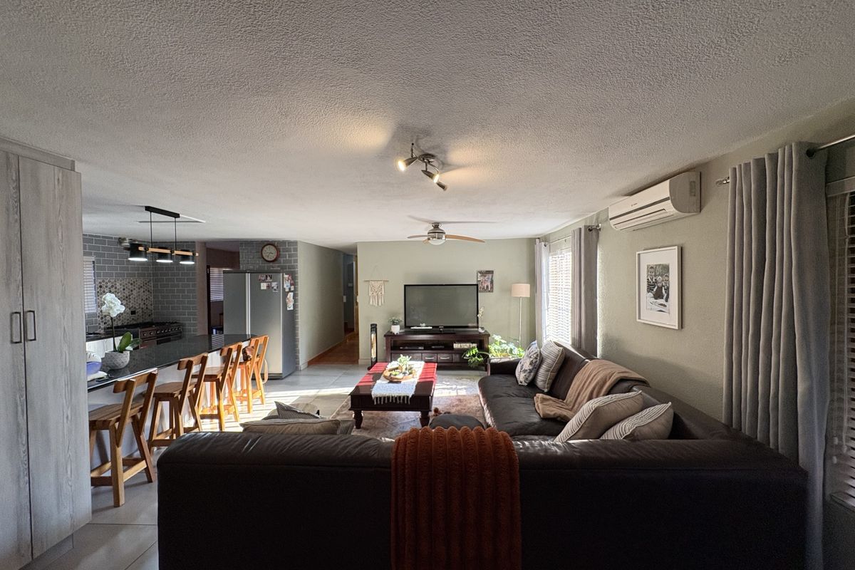 Entertain in Style, Live in Comfort - Photo 3