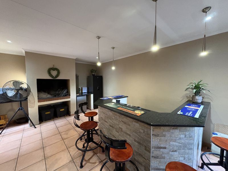 Entertain in Style, Live in Comfort - Photo 5