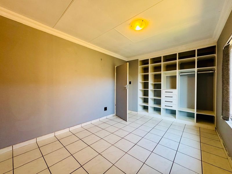 Beautifully Renovated Family Home with Pool and Solar Power - Photo 10