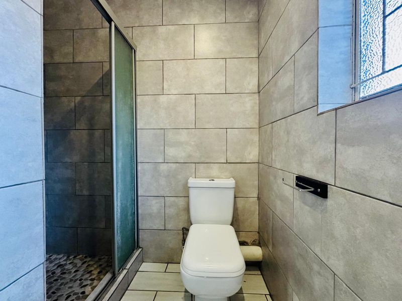 Beautifully Renovated Family Home with Pool and Solar Power - Photo 9