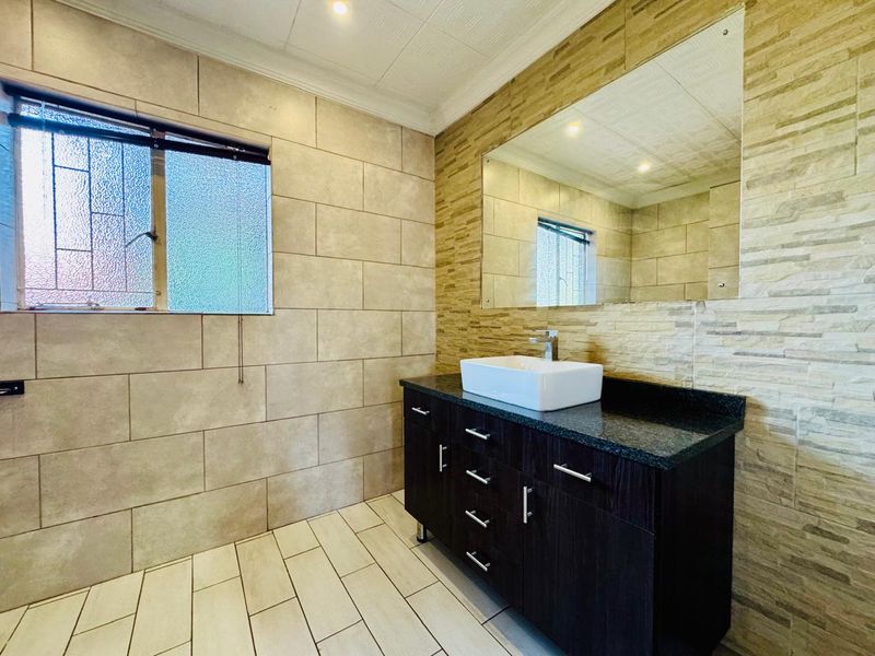 Beautifully Renovated Family Home with Pool and Solar Power - Photo 8