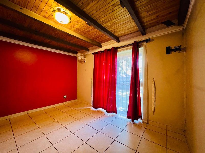 Beautifully Renovated Family Home with Pool and Solar Power - Photo 6