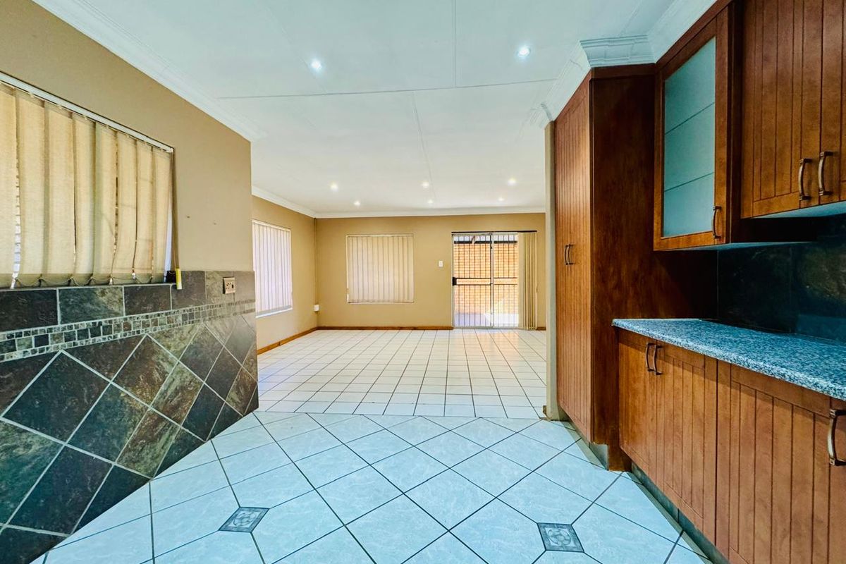 Beautifully Renovated Family Home with Pool and Solar Power - Photo 4