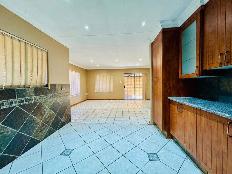 Beautifully Renovated Family Home with Pool and Solar Power - Photo 4