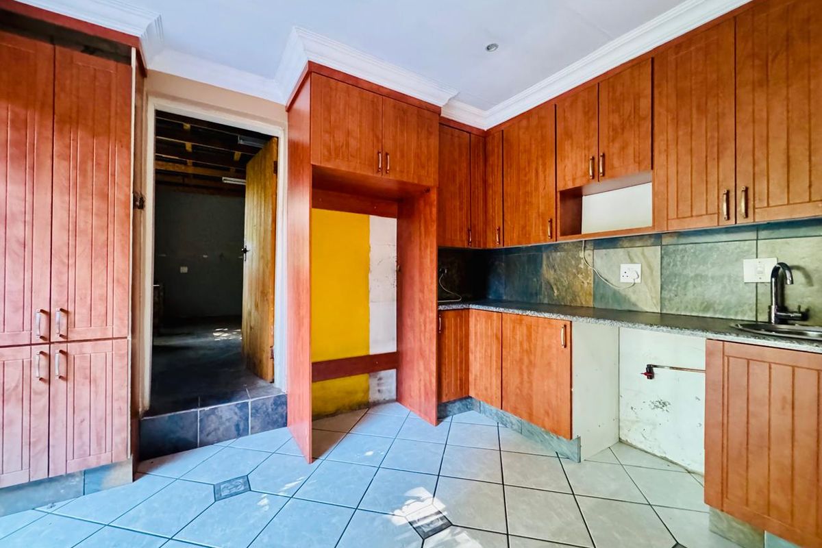 Beautifully Renovated Family Home with Pool and Solar Power - Photo 2