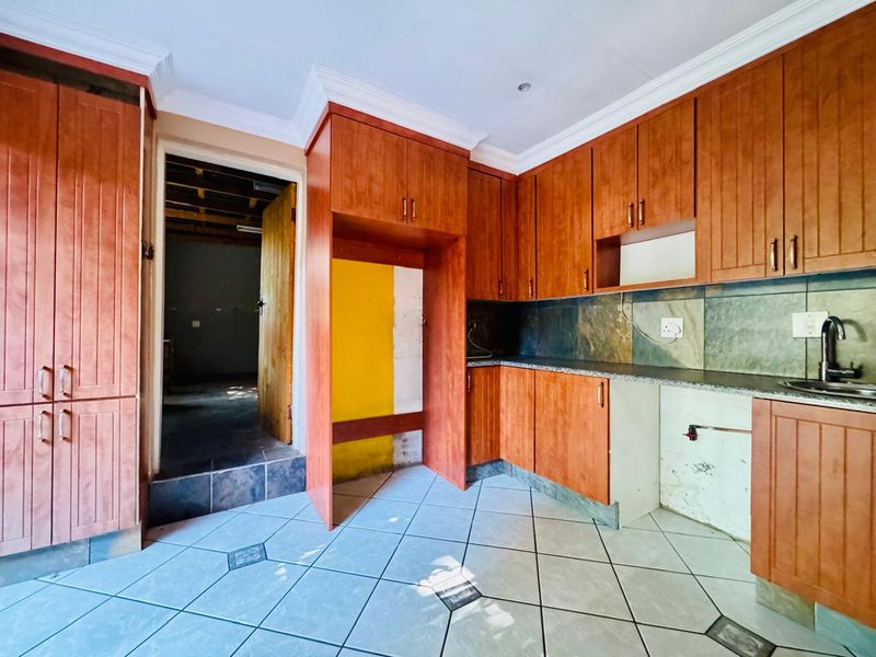 Beautifully Renovated Family Home with Pool and Solar Power - Photo 2