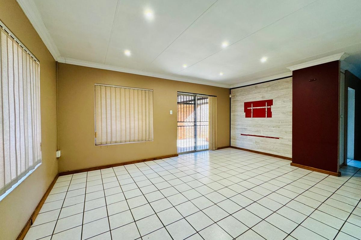 Beautifully Renovated Family Home with Pool and Solar Power - Photo 5