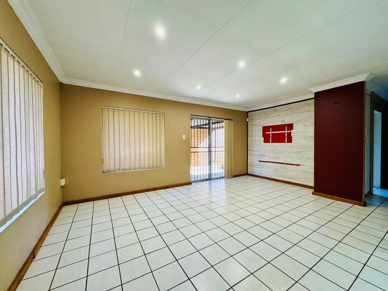 Beautifully Renovated Family Home with Pool and Solar Power - Photo 5