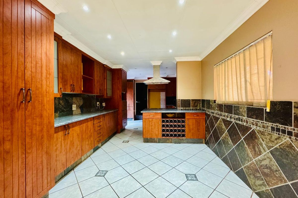 Beautifully Renovated Family Home with Pool and Solar Power - Photo 3