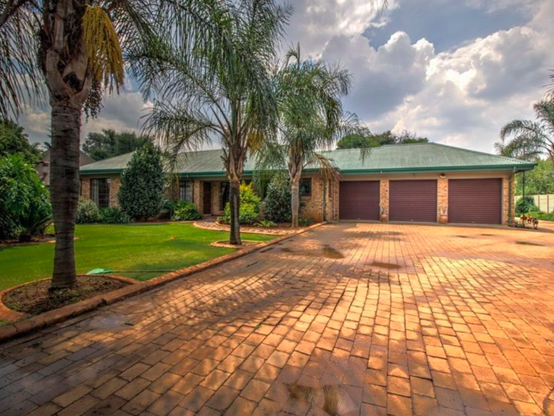 Spacious 4 Bedroom Family Home with Pool, 3 Garages and Staff Accommodation - Photo 1
