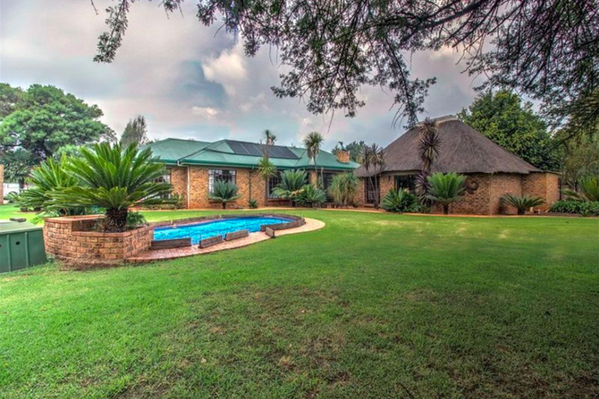 Spacious 4 Bedroom Family Home with Pool, 3 Garages and Staff Accommodation - Photo 3