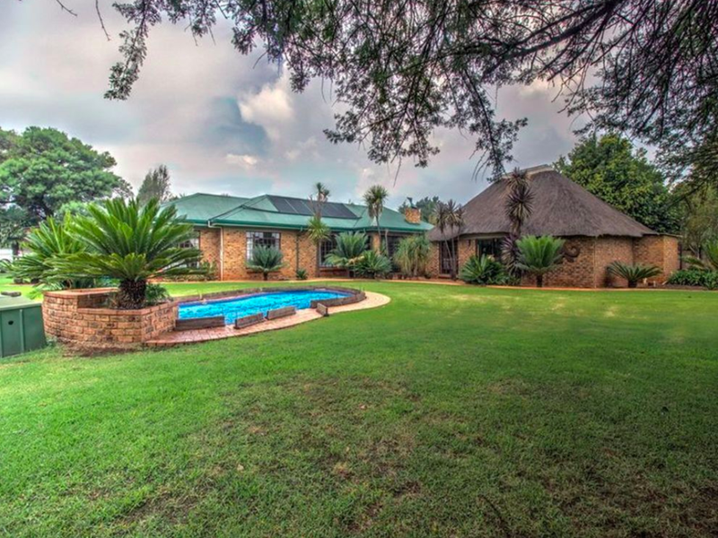 Spacious 4 Bedroom Family Home with Pool, 3 Garages and Staff Accommodation - Photo 3