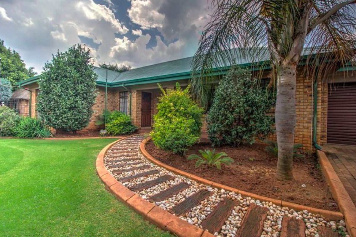 Spacious 4 Bedroom Family Home with Pool, 3 Garages and Staff Accommodation - Photo 2