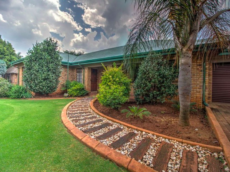 Spacious 4 Bedroom Family Home with Pool, 3 Garages and Staff Accommodation - Photo 2