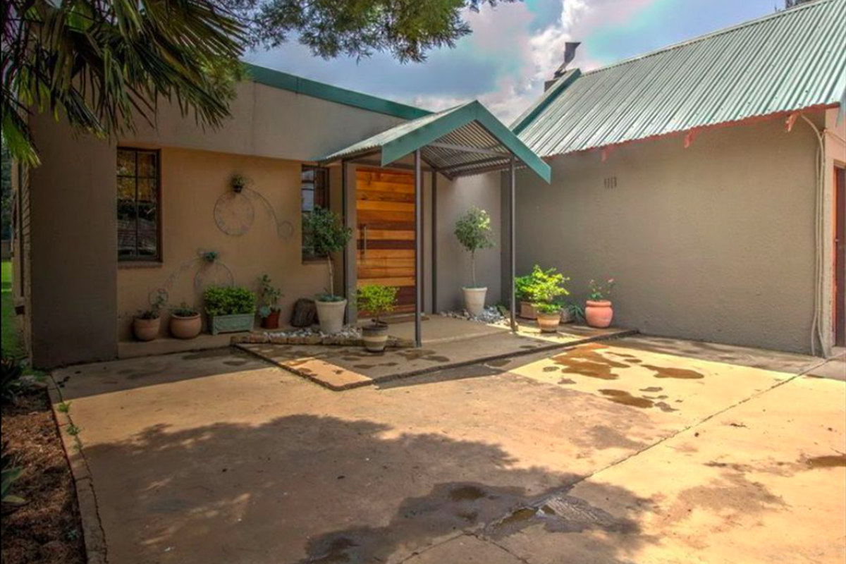 Spacious 4 Bedroom Family Home with Pool, 3 Garages and Staff Accommodation - Photo 5
