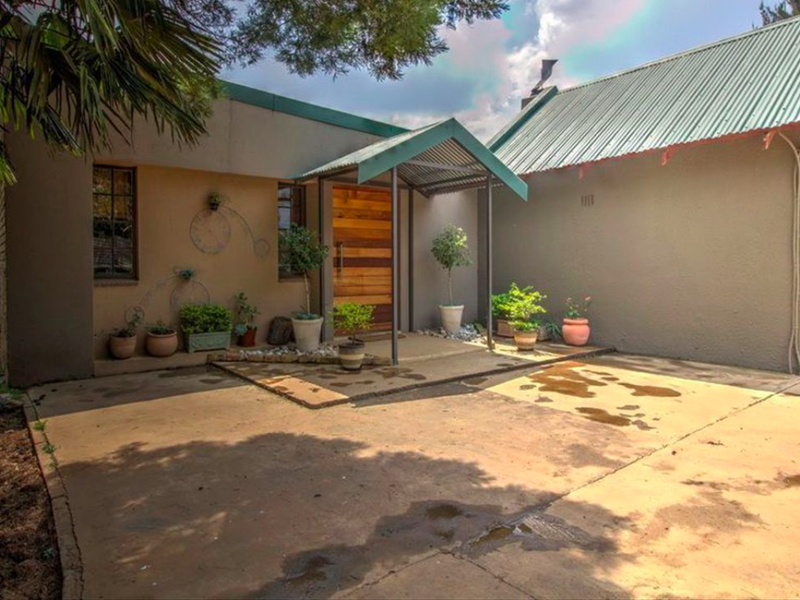 Spacious 4 Bedroom Family Home with Pool, 3 Garages and Staff Accommodation - Photo 5