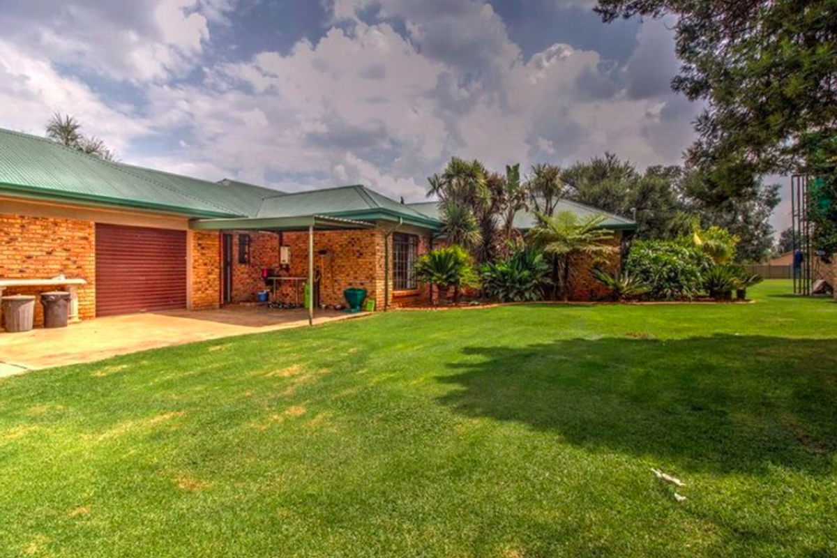 Spacious 4 Bedroom Family Home with Pool, 3 Garages and Staff Accommodation - Photo 4