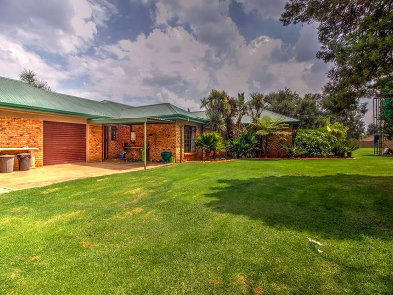 Spacious 4 Bedroom Family Home with Pool, 3 Garages and Staff Accommodation - Photo 4