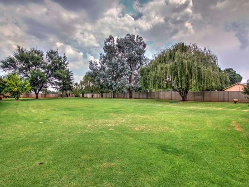 Spacious 4 Bedroom Family Home with Pool, 3 Garages and Staff Accommodation - Photo 9