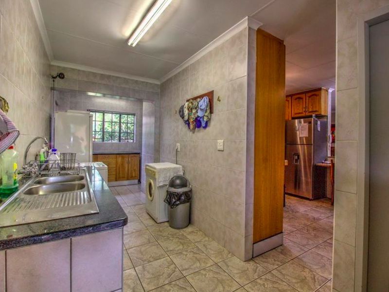 Spacious 4 Bedroom Family Home with Pool, 3 Garages and Staff Accommodation - Photo 10